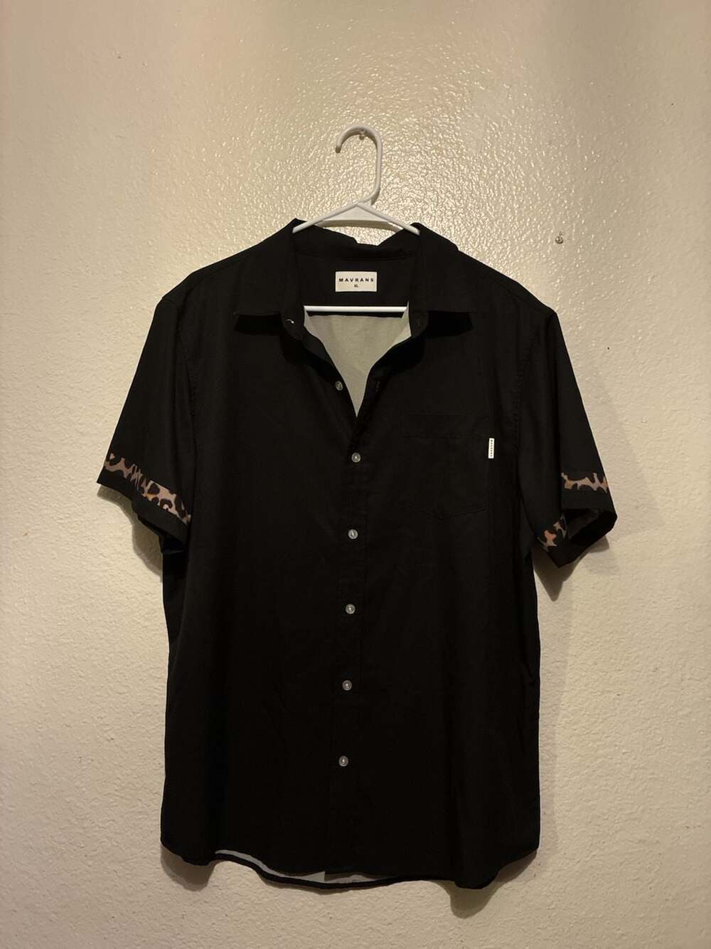 Mavrans Men Short Sleeve Button-Up Shirt Black w/Leopard Print Trim Detail Sz XL